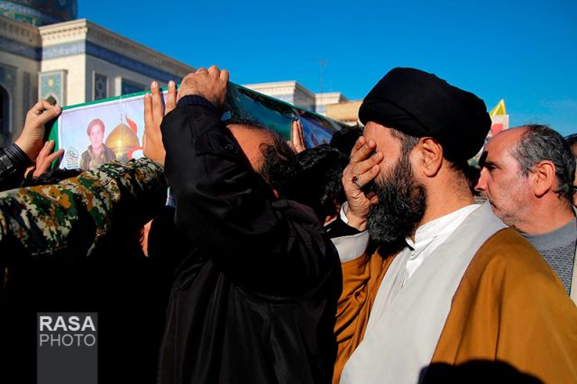 گزارش تصویری: تشییع ۷ شهید مدافع حرم بر روی دوش مردم قم