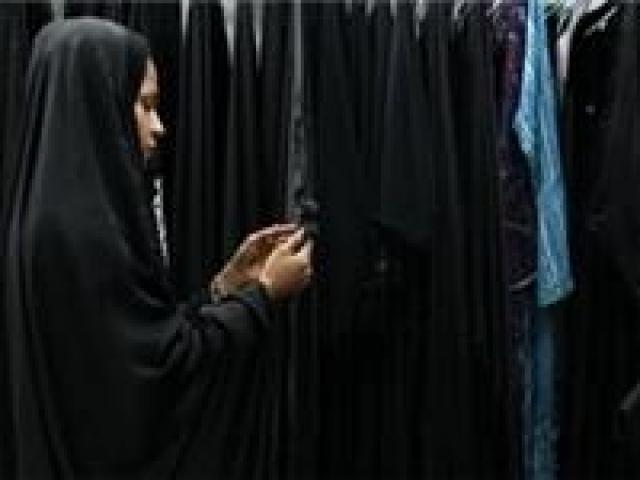 مشتری هایم دنبال جنس ایرانی می باشند/ خانم مانتویی بعد از خرید فرآورده ها حجاب چادری گردید