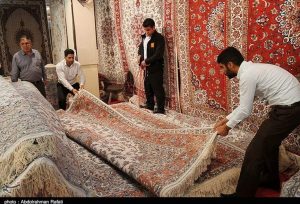 رفع مشکلات صنعت فرش و کفش قم مورد تاکید وزارت صنعت است‌