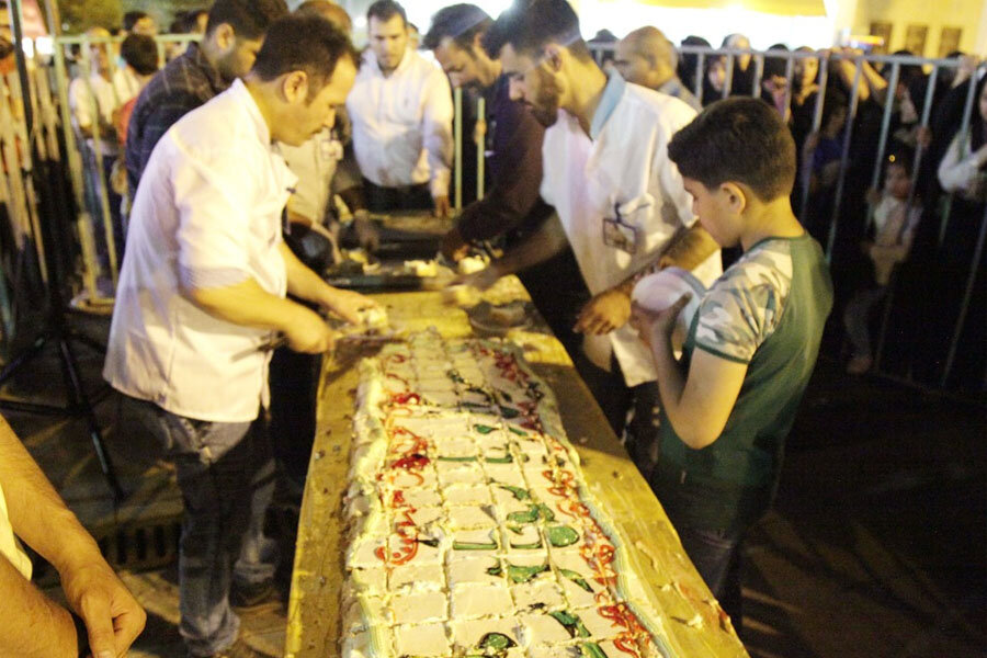 توزیع کیک ۱۰۰ متری در قم – پایگاه خبری شهرکریمه | اخبار ایران و جهان