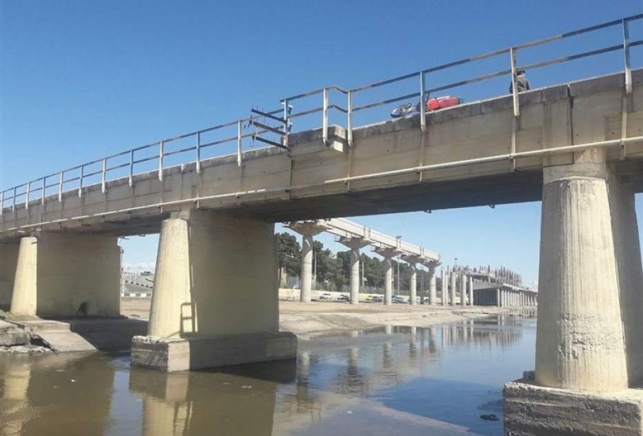 شهرکریمه – دو پل احداث‌شده در حریم رودخانه قم وضعیت بحرانی دارند