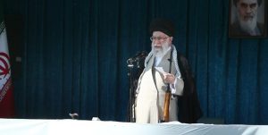 رهبر انقلاب در خطبه‌های نماز عید فطر: مبادا سیل‌زدگان فراموش شوند/ معامله قرن خیانت بزرگ به اسلام است