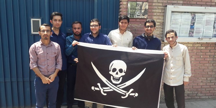 اهدای پرچم دزدان دریایی به سفیر انگلیس توسط دانشجویان