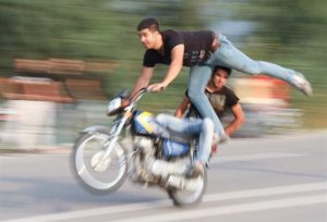 شهرکریمه – معضل موتورسیکلت‌های بی‌قانون در قم؛ خطر در کمین همگان