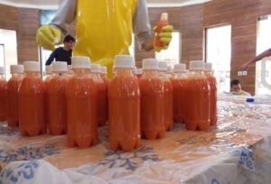 شهرکریمه – توزیع روزانه هزار بطری آب میوه طبیعی در بیمارستان های قم