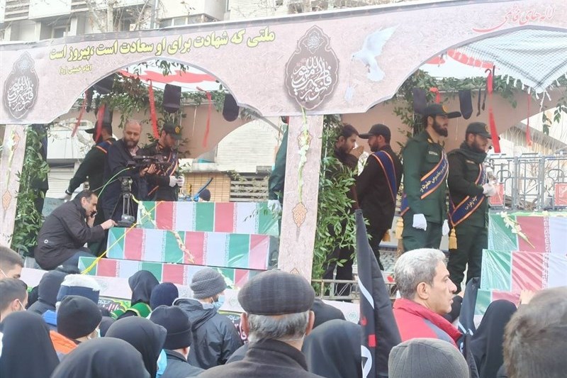 خیابان های ایران با عطر شهدا در عزای مادر سادات مشکی پوش شدند
