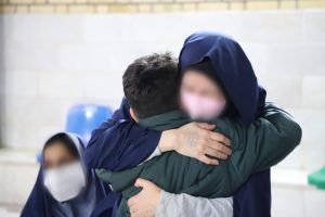 دیدار زندانیان قمی با فرزندان خود خارج از محیط زندان